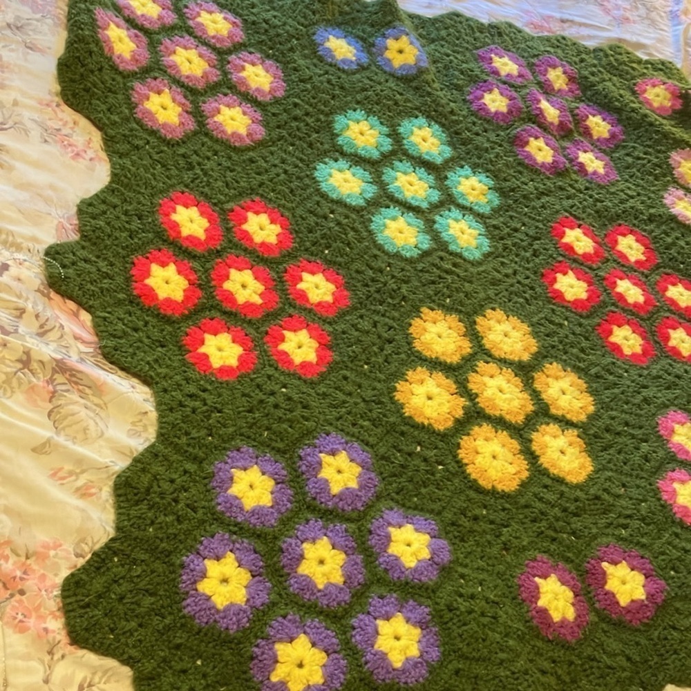 Vintage 1970’s Wool blend Grandma hand crochet floral afghan 46 x 31” - Picture 2 of 6